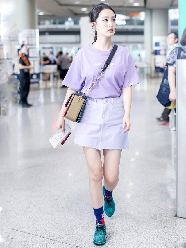 李沁终于会穿了,三套糖果色搭配少女心十足,网友:不老气了!