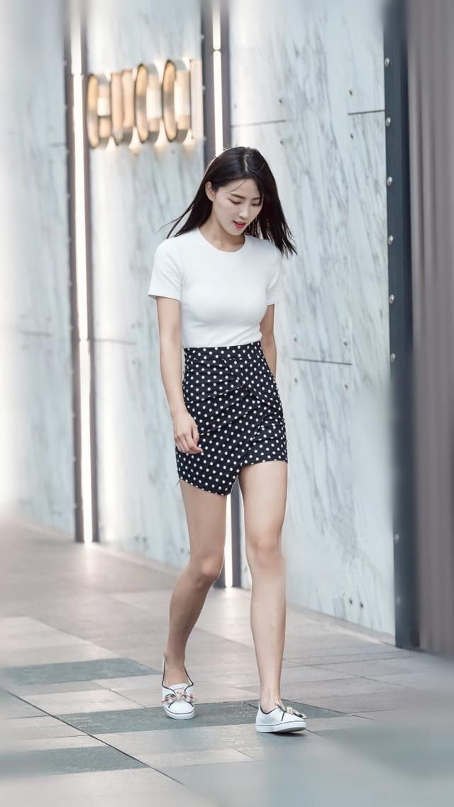 街拍:五位美女清水出芙蓉 大长腿小蛮腰 哪一款是你中意的