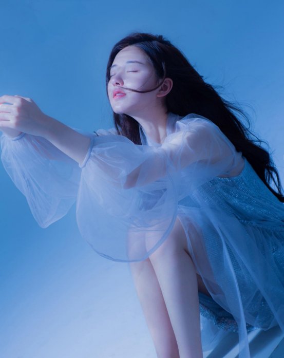  【女生】赵露思美得好精致,小个子女生看她穿就对了,凹出甜美可人范