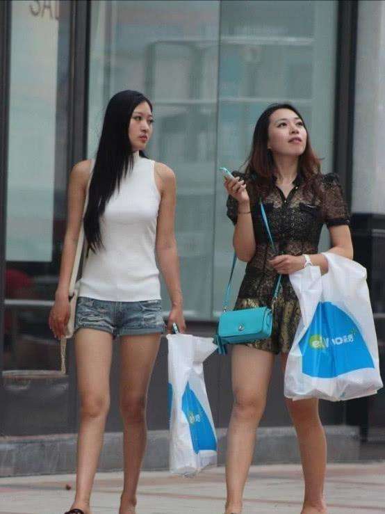 美女街拍, 性感的低胸吊带背心, 在夏天能让你非常的凉爽舒适