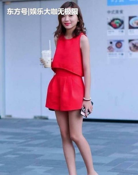  『窈窕淑女』街拍：窈窕淑女的小姐姐，一件白色的连衣裙，时尚气质女神