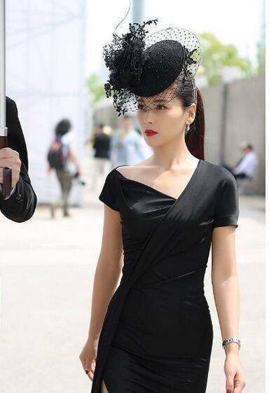 刘涛真大胆! 穿的紧身开叉裙勒得那么紧 网友: 为了帮老公还债什