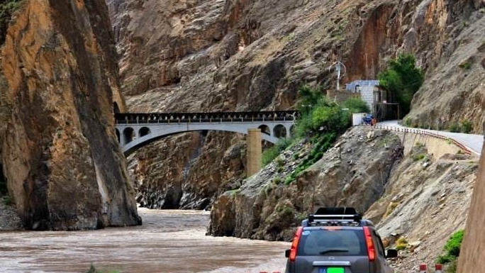 川藏线上的这座桥,武警24小时看守不允许游客拍照,原因很心酸