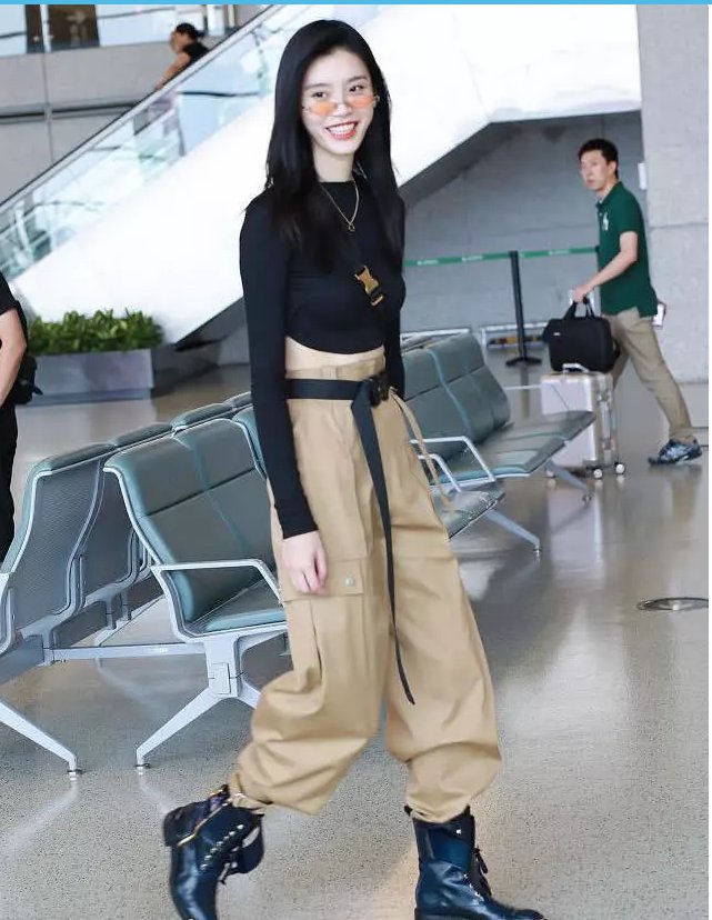 奚梦瑶现身机场两个超小鼻孔太抢眼，后背比穿了肉色紧身衣还光滑