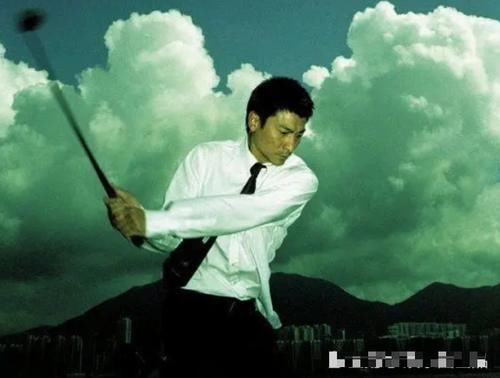  「无间道」无间道片场旧照，刘德华打高尔夫表情严肃，曾志伟切乳猪动作熟练