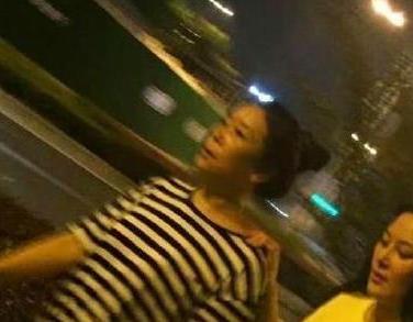 张馨予素颜回娘家，何捷陪她和岳母一起夜间散步，被赞帅气