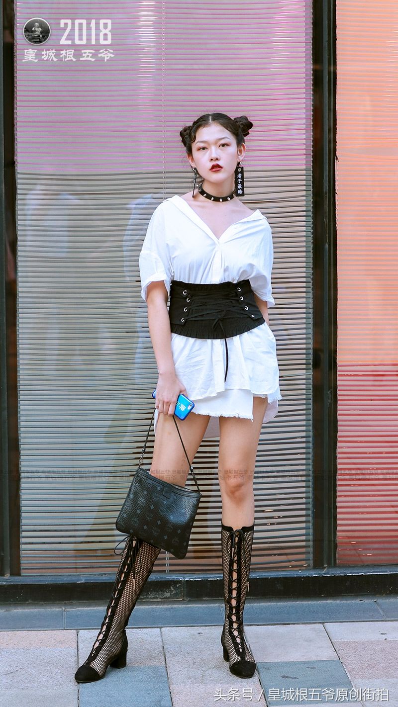 街拍:现在的时髦美女，非常勇于尝试各种流行穿搭