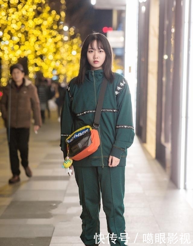 『美女』美女街拍:时尚靓丽的小姐姐,穿搭打底裤,质感十足!