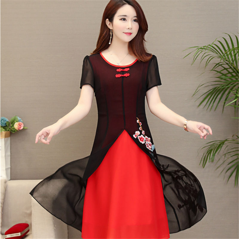 女人爱美不分年龄，中年女人穿这裙，高雅又洋气，特有女人味