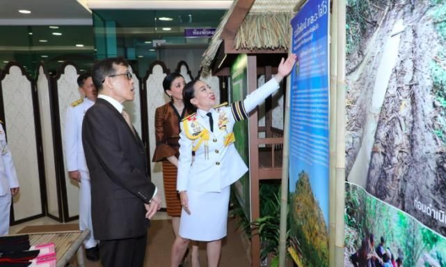  亮相|泰国携王后合体亮相，苏提达巧克力套装时尚感强，对帕公主很尊重