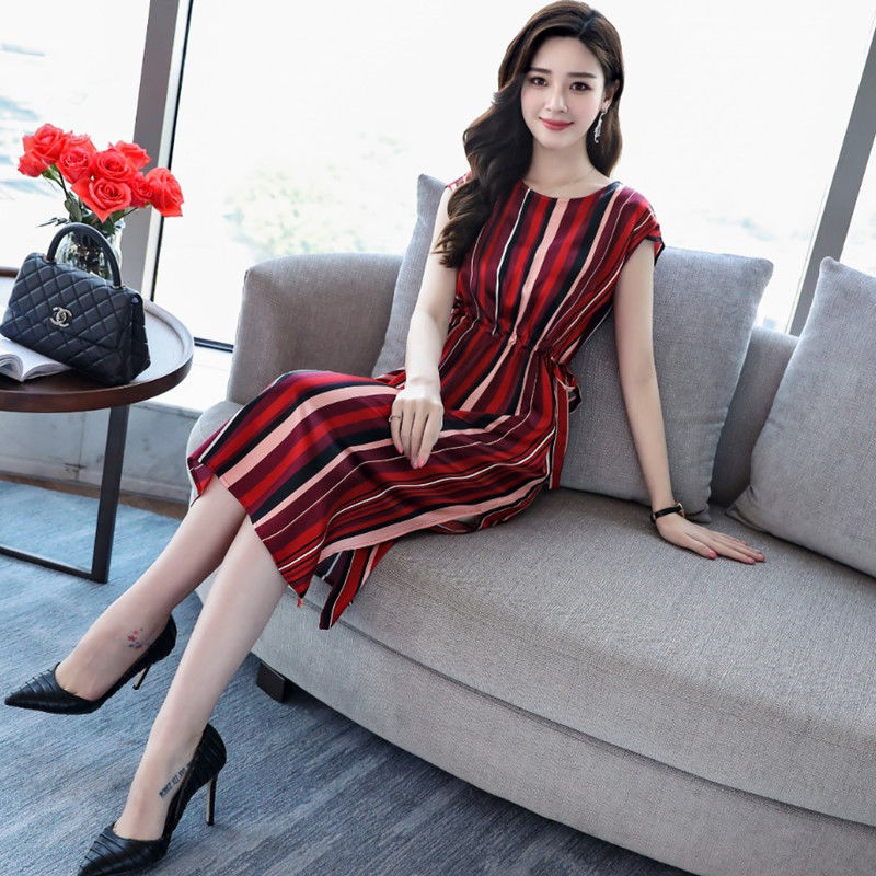 奔五的女人，如果条件可以，多穿这种真丝裙，减龄显嫩更有高级感