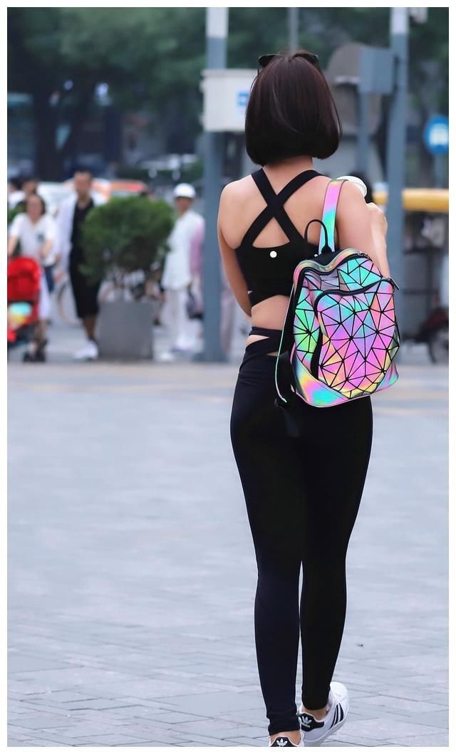 美图：谁说上了年纪的女的没女人味，这几位紧身裤熟女就很不错！