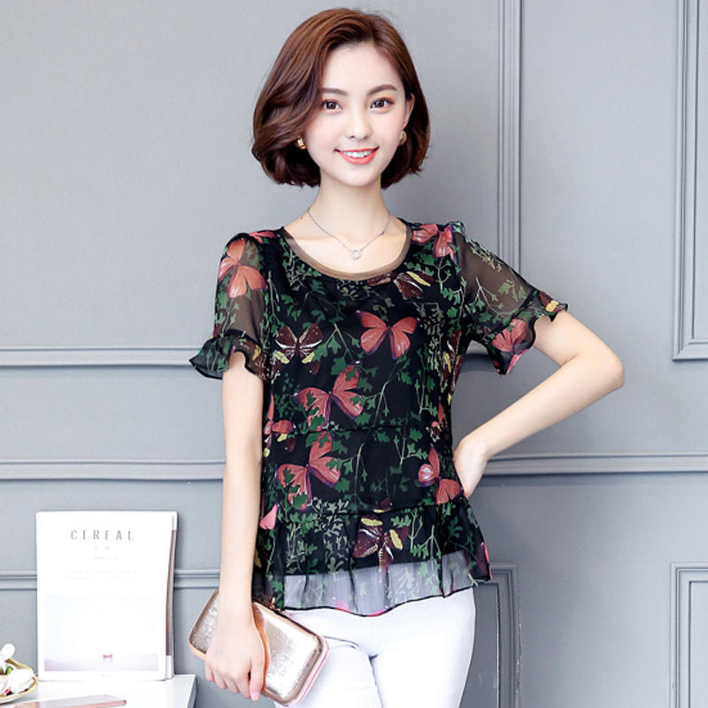 堂姐的婆婆真是洋气，身上的雪纺衫精致高雅，快60看起来像40