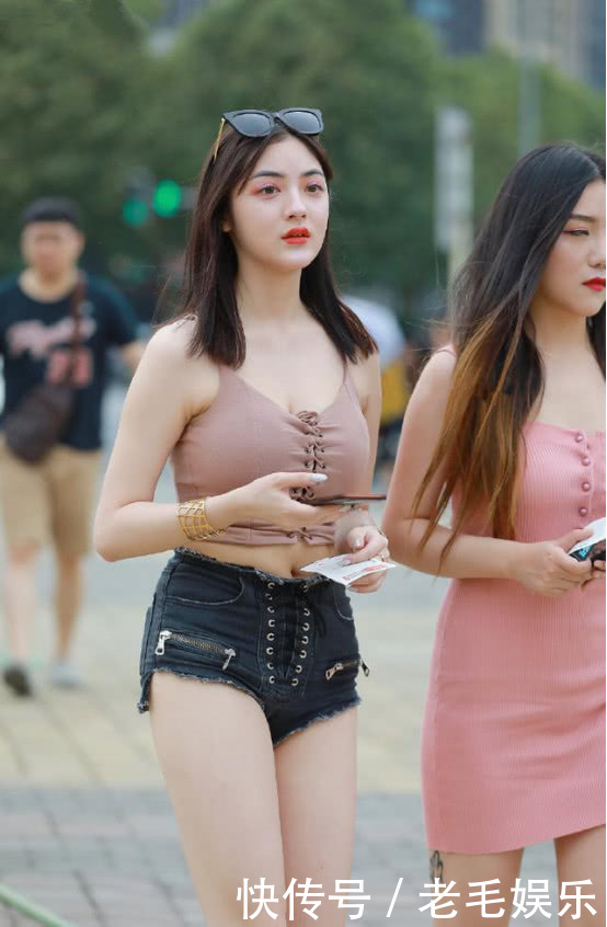 穿着吊带上衣的街拍女孩，潮范儿十足！