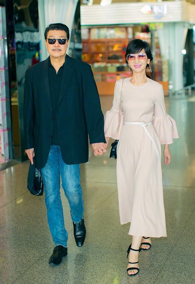 赵雅芝一身浅黄现身机场，没想到64岁的她竟然如此会穿同色衣服