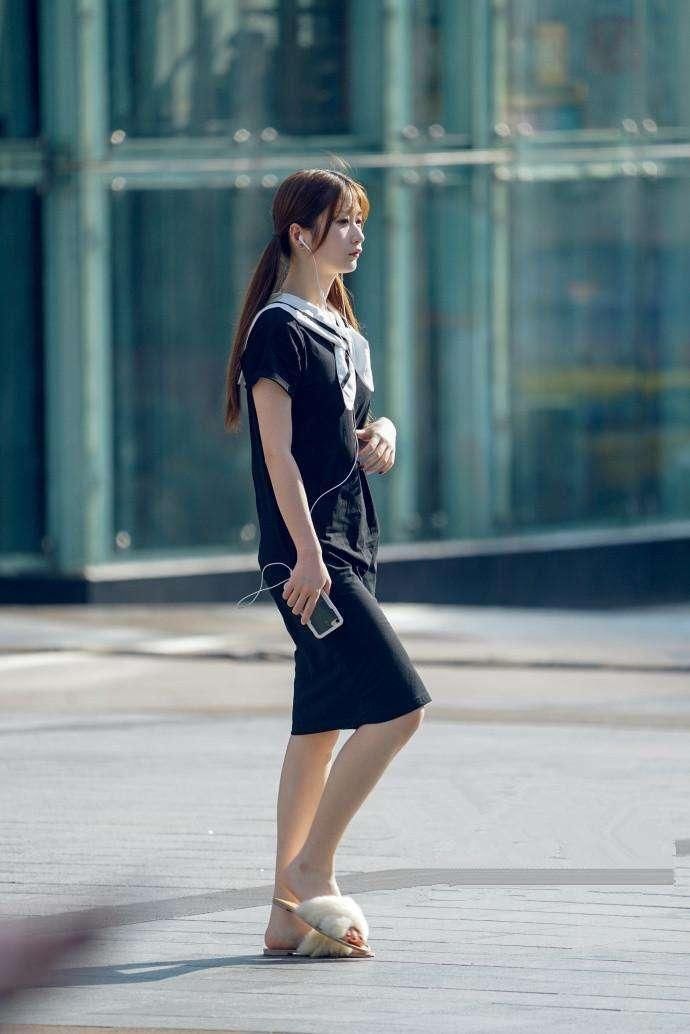 完美的身材配上白色吊带上衣和紧身牛仔裤，真的是不一样的诱惑!