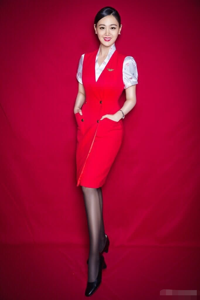 空姐为何穿裙子一定要配“袜子”，其中的真相，让人心疼