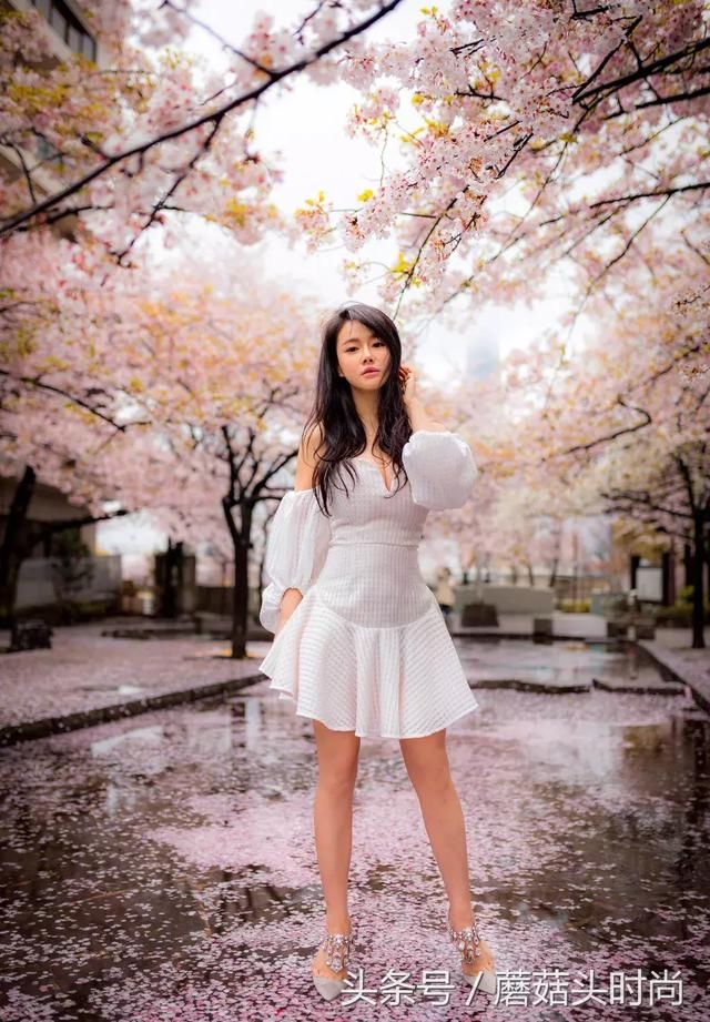 一看冉莹颖这细腰,平时私下无数次汗水付出,才有这等傲人的身材