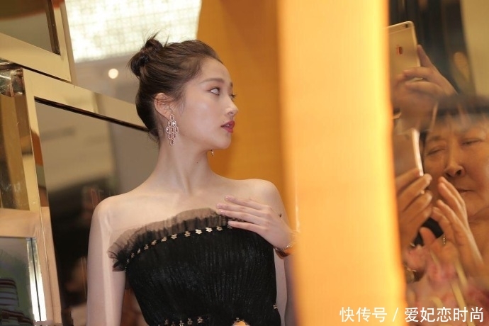 关晓彤裙子穿的太短，坐下来的瞬间好尴尬！好歹也拿块布遮一遮吧