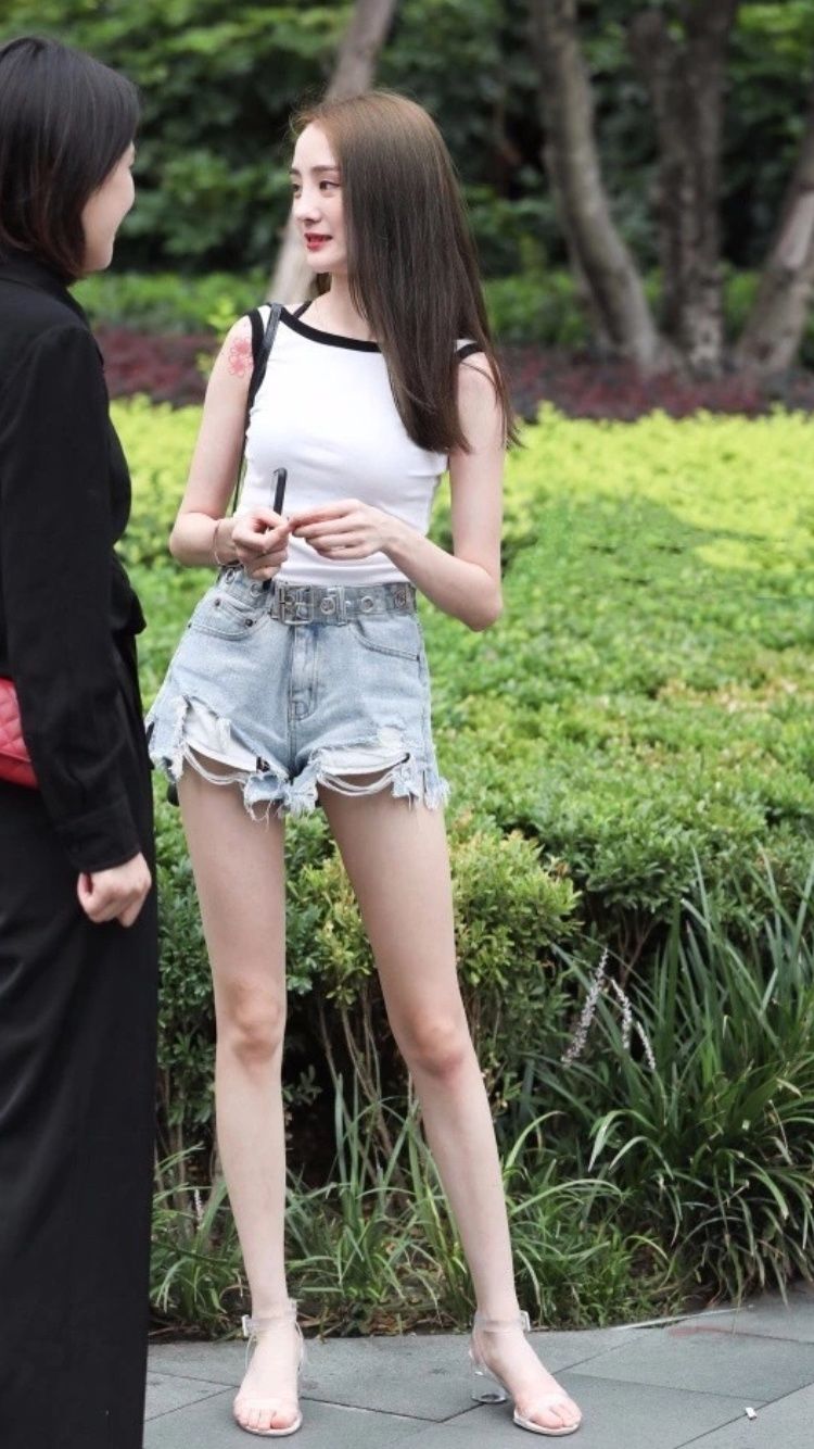 性感街拍丨腿超级长的美女，当街翘起臀来整理鞋子!