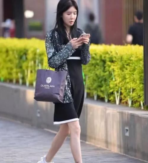  「美女」街拍：皮肤白皙的美女，一件浅蓝色衬衫配白色裤子，时尚优雅气质