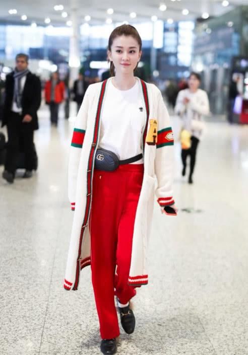 乔欣越来越开放！牛仔短裤只能遮住重点，网友：这敢坐下吗？