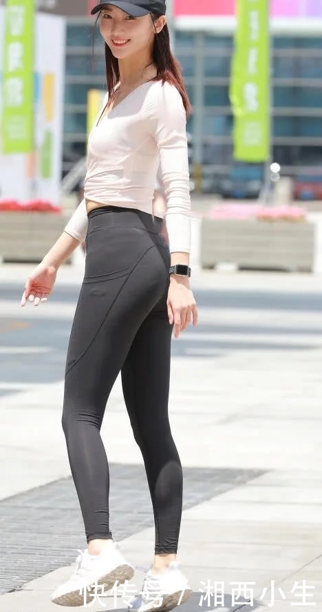 清秀气质美女对自己的身材很自信，出行紧身裤搭配长袖紧身衣，充
