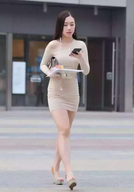 街拍: 微胖的漂亮小姐姐, 米色紧身裙展示万种风情