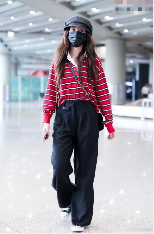 宋祖儿咋想的？居然穿这么丑的裤子出来街拍，整体气场瞬间垮掉