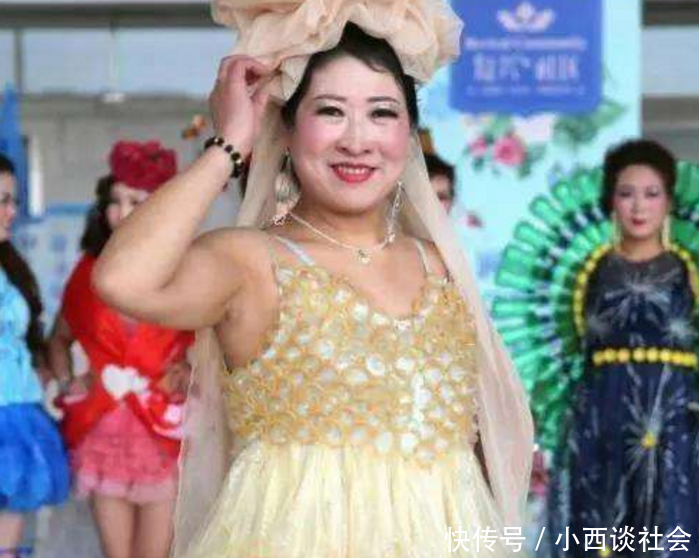 女子身穿5000个避孕套裙子, 得知原因大家纷纷为她点赞!