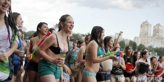 实拍乌克兰泼水节美女大胆豪放，外国游客常抱得美人归