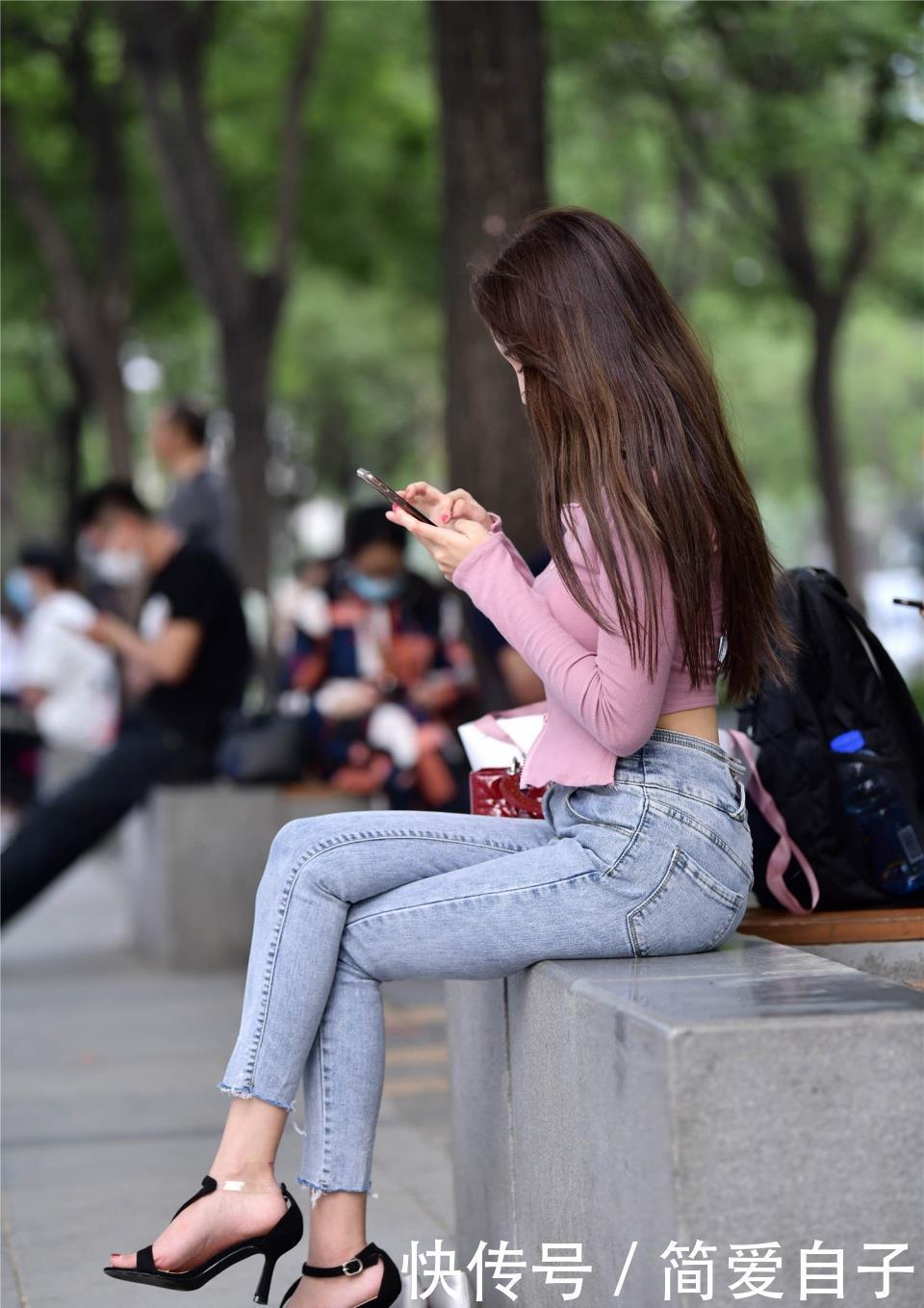  「衣襟」小姐姐一款浅粉色修身小衫，前后不对称的衣襟，非常好看