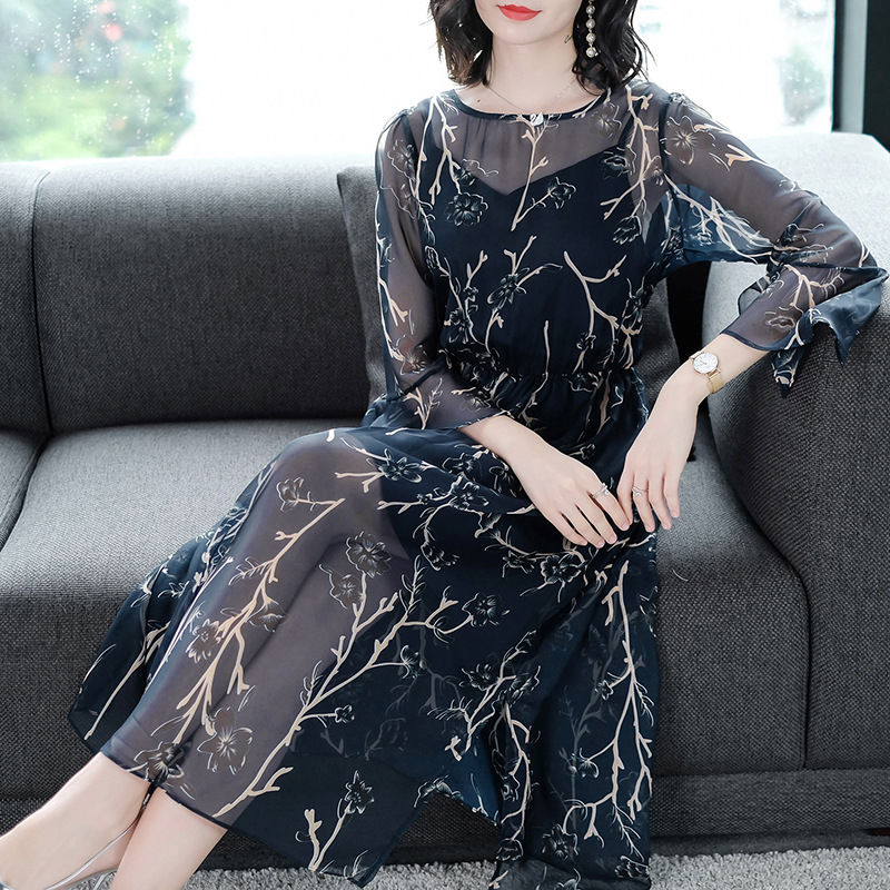 若你超过45岁，尽量穿年轻点，试下多穿素色裙，嫩成28岁姑娘