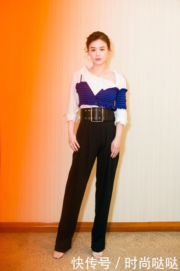 马思纯穿草莓裙现身，搭配白衬衫很清新，网友：可惜没有腰！