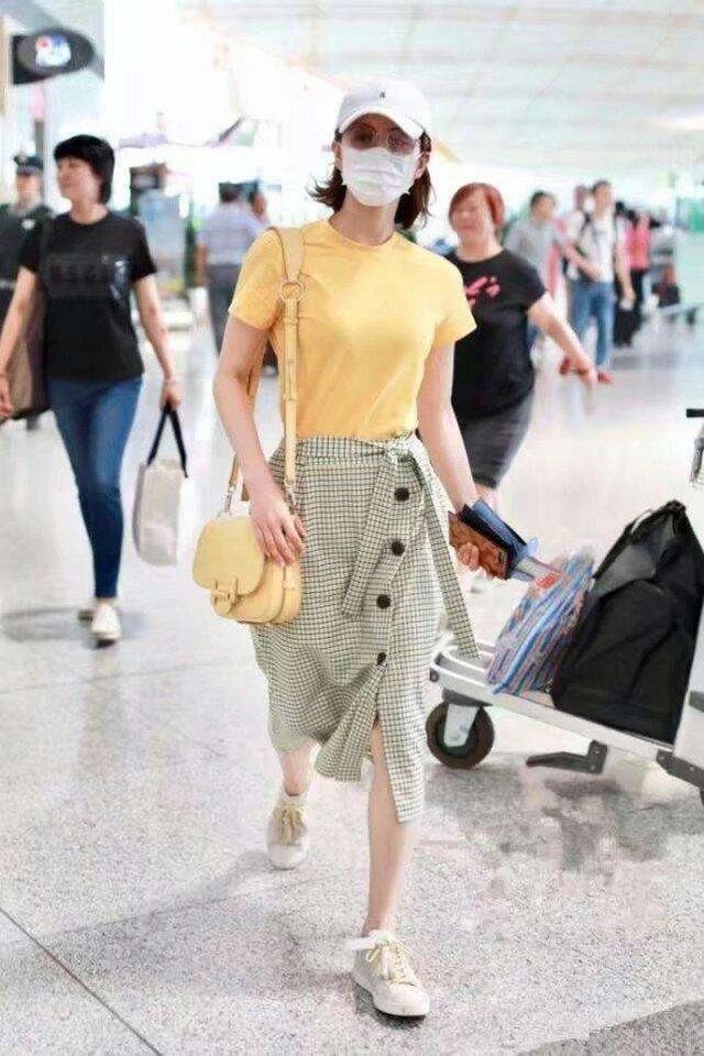 刘诗诗机场照白T配长裙不要太年轻 网友:嫁给吴奇隆实在太亏了!
