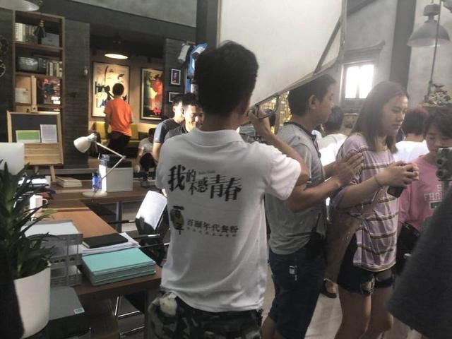 当43岁梅婷撞衫22岁林允，网友：原来年龄在气质面前不值一提！