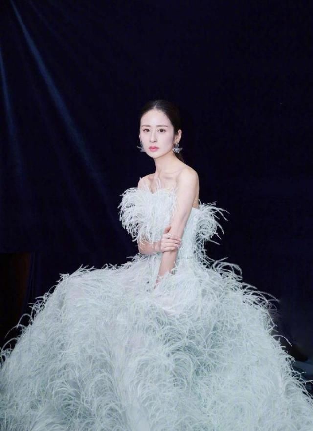  「仙气」春光俏丽下，不穿点仙气飘飘的羽饰单品怎么对得起这美好天气！