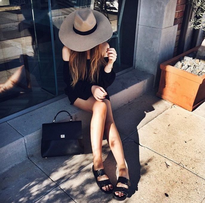 舒适、时尚、显腿长!这个夏天，时髦界都在pick澡堂拖!