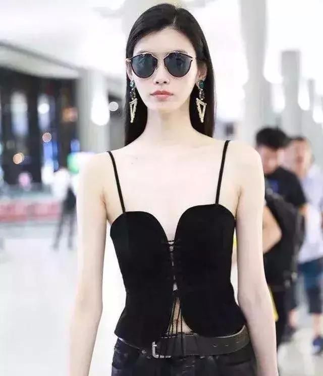 30度高温来袭，奚梦瑶穿性感吊带上衣，小一码都快绷开了!
