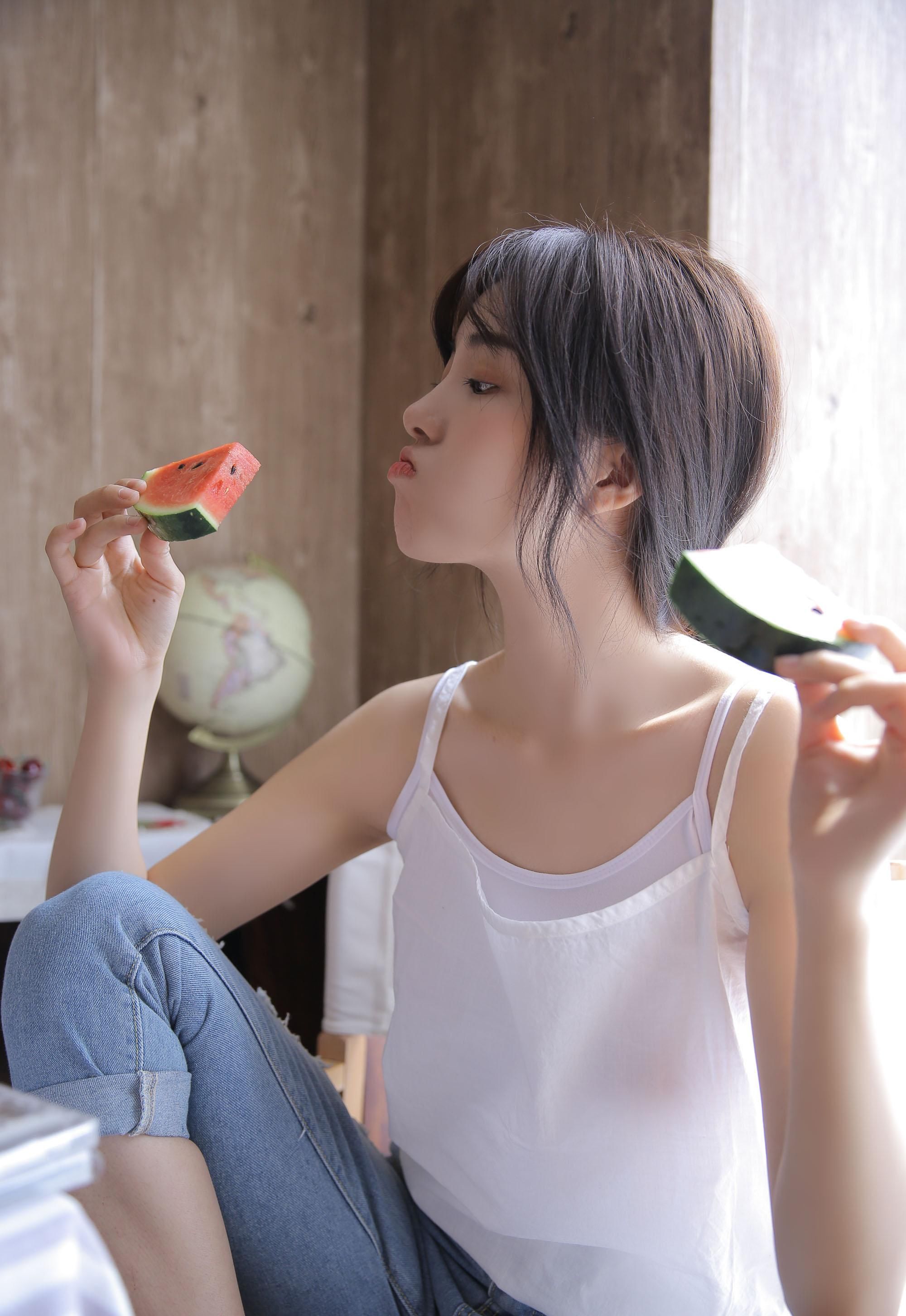 纯爱少女性感背心衬衣诱惑养眼图片