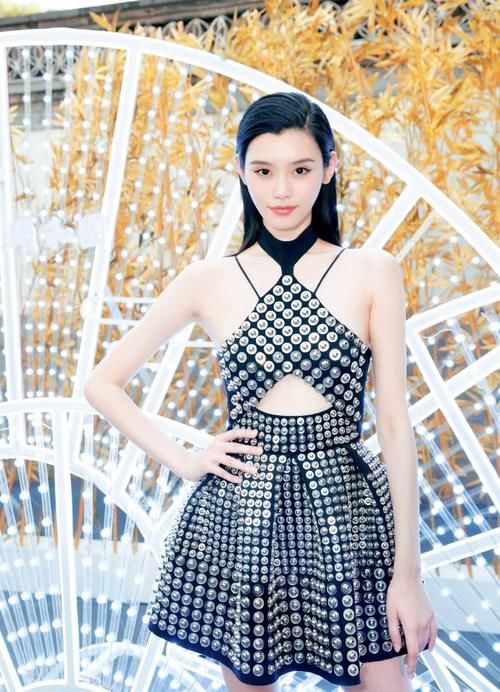 奚梦瑶穿挂脖短裙，裙子外形让人想到古代战士服：坐着不疼吗？