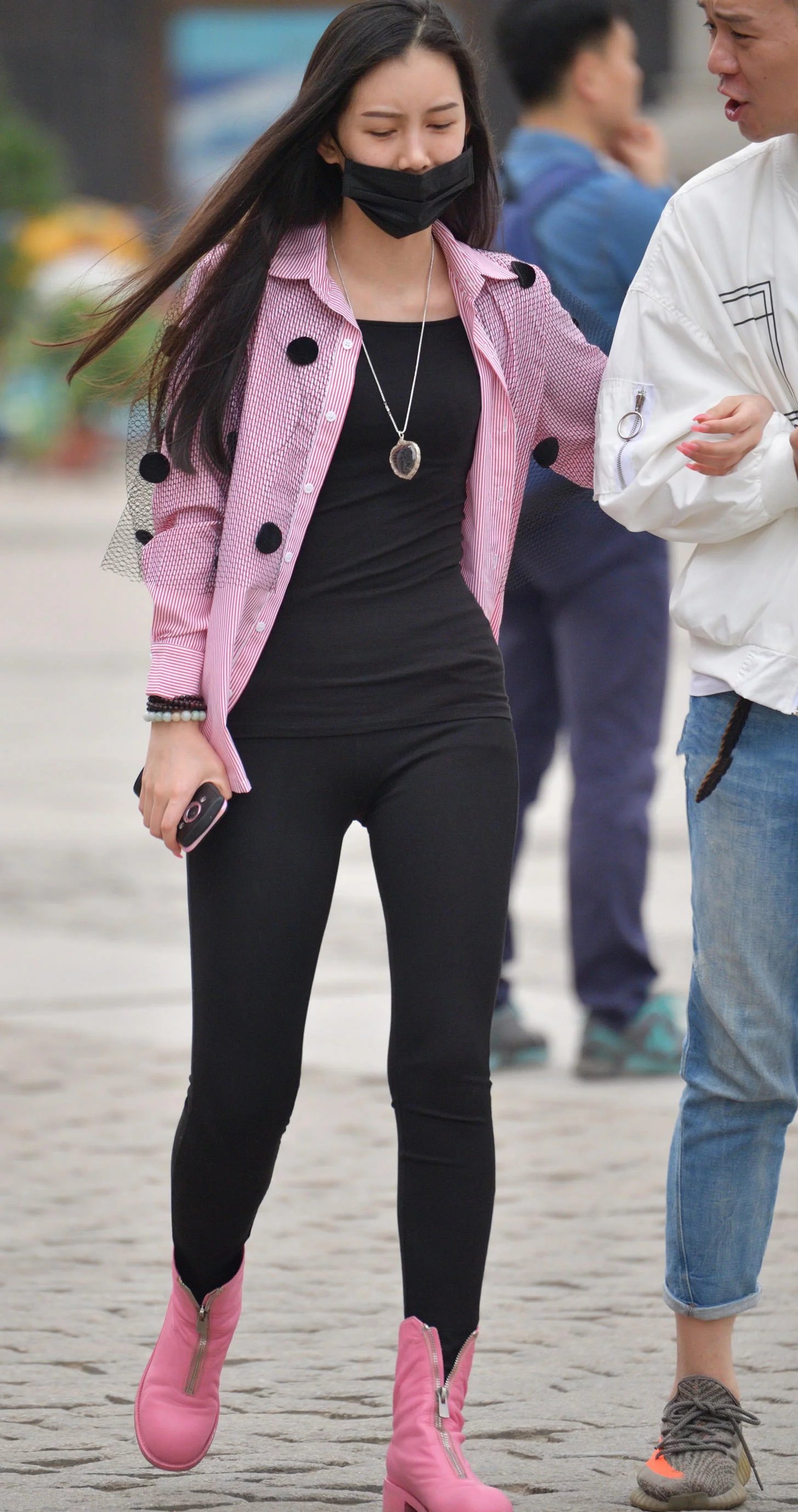 气质小姐姐黑色紧身裤勾勒柔美曲线，口罩都遮不住她的笑容