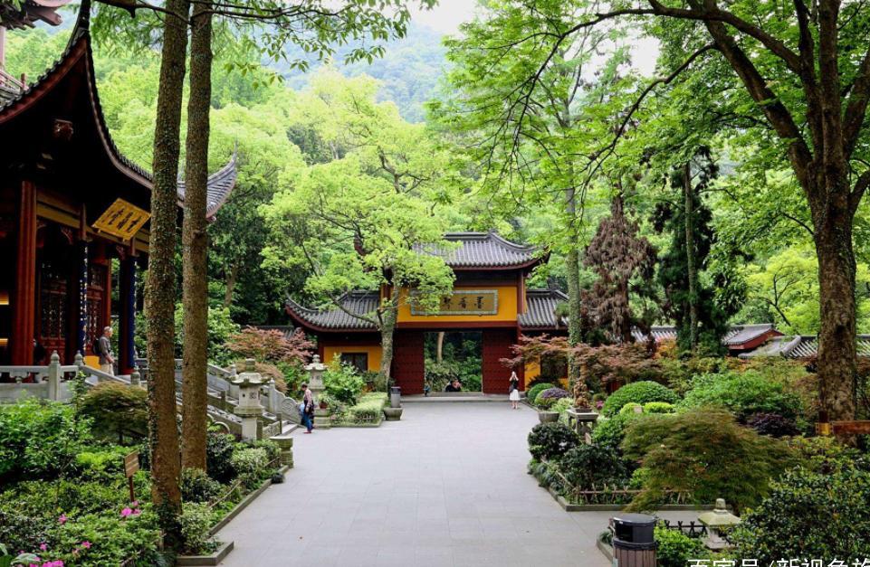 隐匿于山水间的灵隐寺,身处其中,感受属于古刹的清净