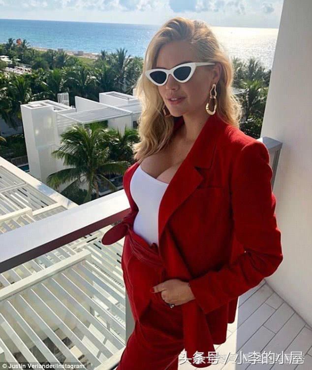 超模凯特阿普顿亮相红毯，怀孕也挡不住她的魅力，美人痣更抢眼