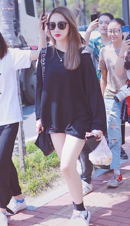 164孟美岐和168杨超越秀美腿，网友：大长腿和小短腿的差距！