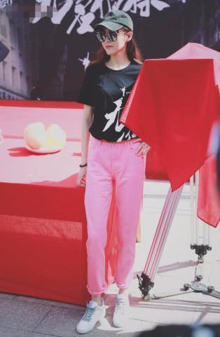 “筷子腿”算啥，看看唐嫣的“筷子”身材，瘦到我怀疑人生！