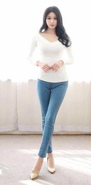 紧身的牛仔短裤能够完美的贴紧你的腿型，展示你身材的好机会