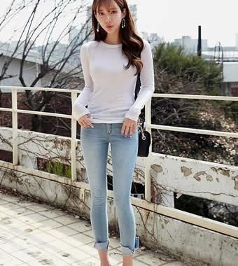 秋季穿搭，牛仔裤日常常见的服饰，永不过时年年流行