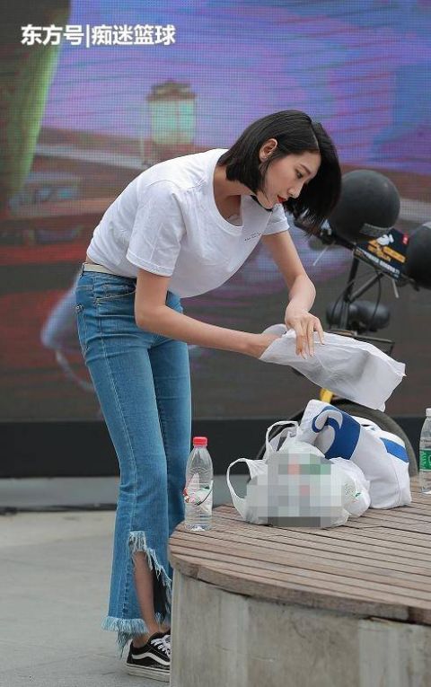  [款式的鞋子]街拍：图六身材棒，白T恤搭牛仔裤，街上弯腰整理物品都这么迷人