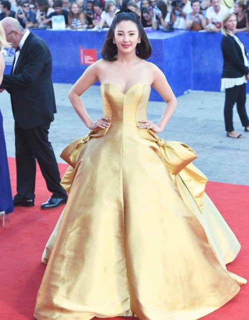 有一种裙子叫张雨绮的裙子，看着很”普通“，却不是谁都能驾驭的